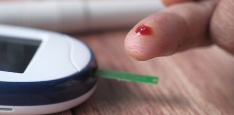 Low Blood Sugar (Hypoglycemia): Early Warning Signs, Symptoms, and When to Act