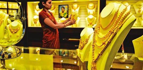 Gold Price Drops by Rs 4,640 per Sovereign Today; Silver Falls Rs 20,000 per Kg