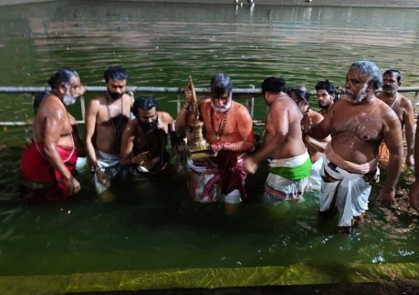 திருவண்ணாமலையில் சந்திர கிரகணம்: அண்ணாமலையார் கோயிலில் தீர்த்தவாரி..!