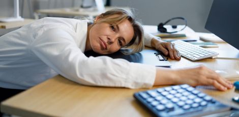Struggling With Sleepiness at Work? Simple Hacks to Stay Alert